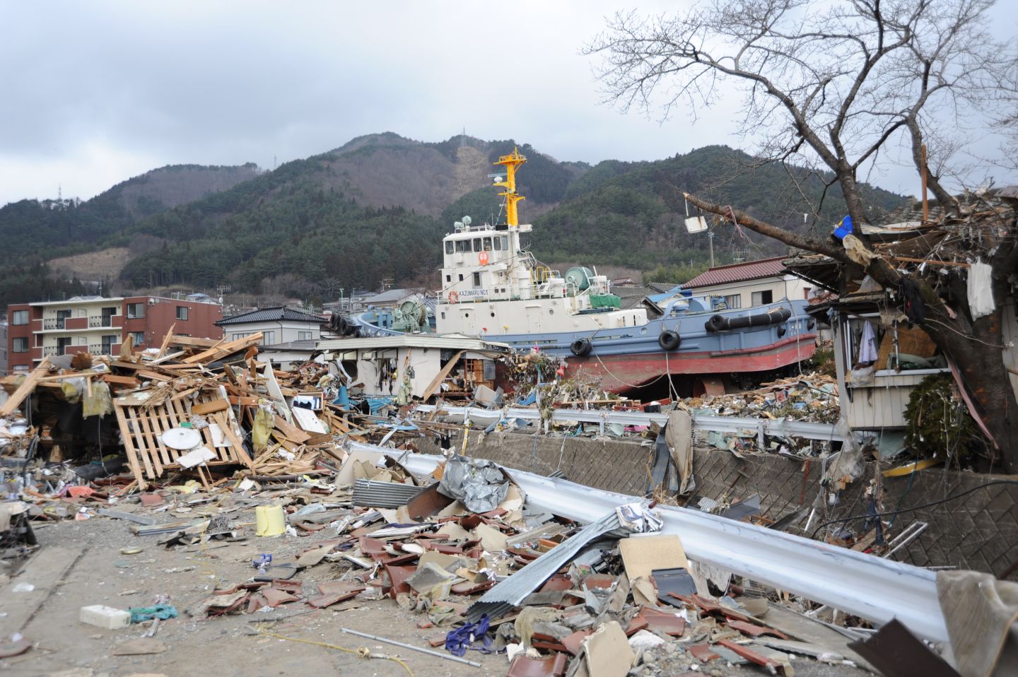 us_navy_110315-n-2653b-148_a_tug_boat_is_among_debris_in_ofunato_japan_following_a_9-0_magnitude_earthquake_and_subsequent_tsunami